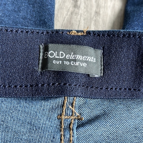 Bold Elements Cut to Curve Stretch Skinny Capri Jeans - Picture 6 of 8